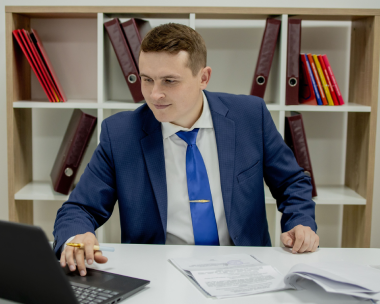 A translator providing certified translation for divorce documents in Texas, ensuring compliance for legal submissions.