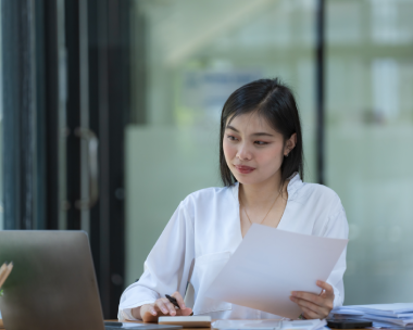 Client utilizing a free quote for document translation services in Texas, ensuring an informed decision for USCIS submission.